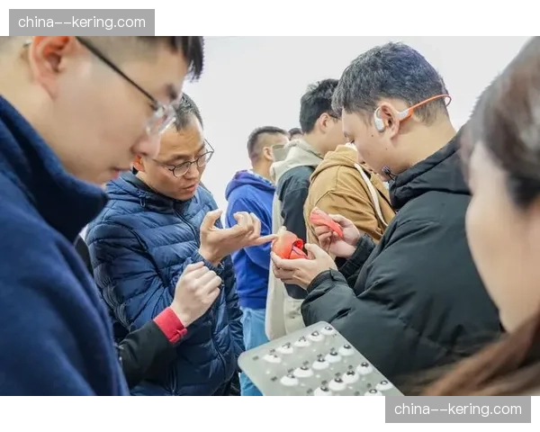 镜头记录：场边医疗团队通过平板电脑实时接收球员心率与体能数据，决定换人时机